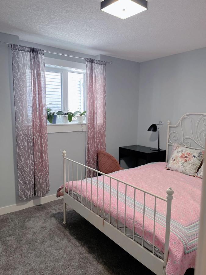 Elegant Garden Suite&2Mins Bus Station Close Lrt& Free Parking YYC Eksteriør bilde