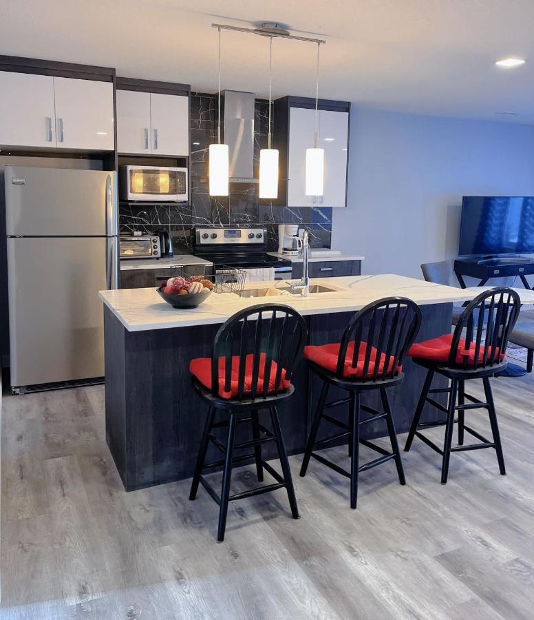 Elegant Garden Suite&2Mins Bus Station Close Lrt& Free Parking YYC Eksteriør bilde
