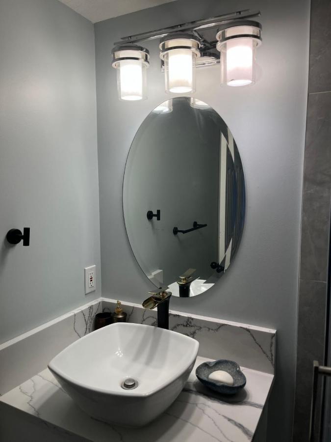 Elegant Garden Suite&2Mins Bus Station Close Lrt& Free Parking YYC Eksteriør bilde