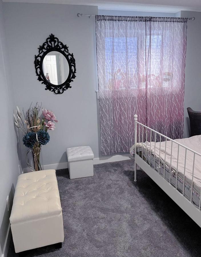 Elegant Garden Suite&2Mins Bus Station Close Lrt& Free Parking YYC Eksteriør bilde